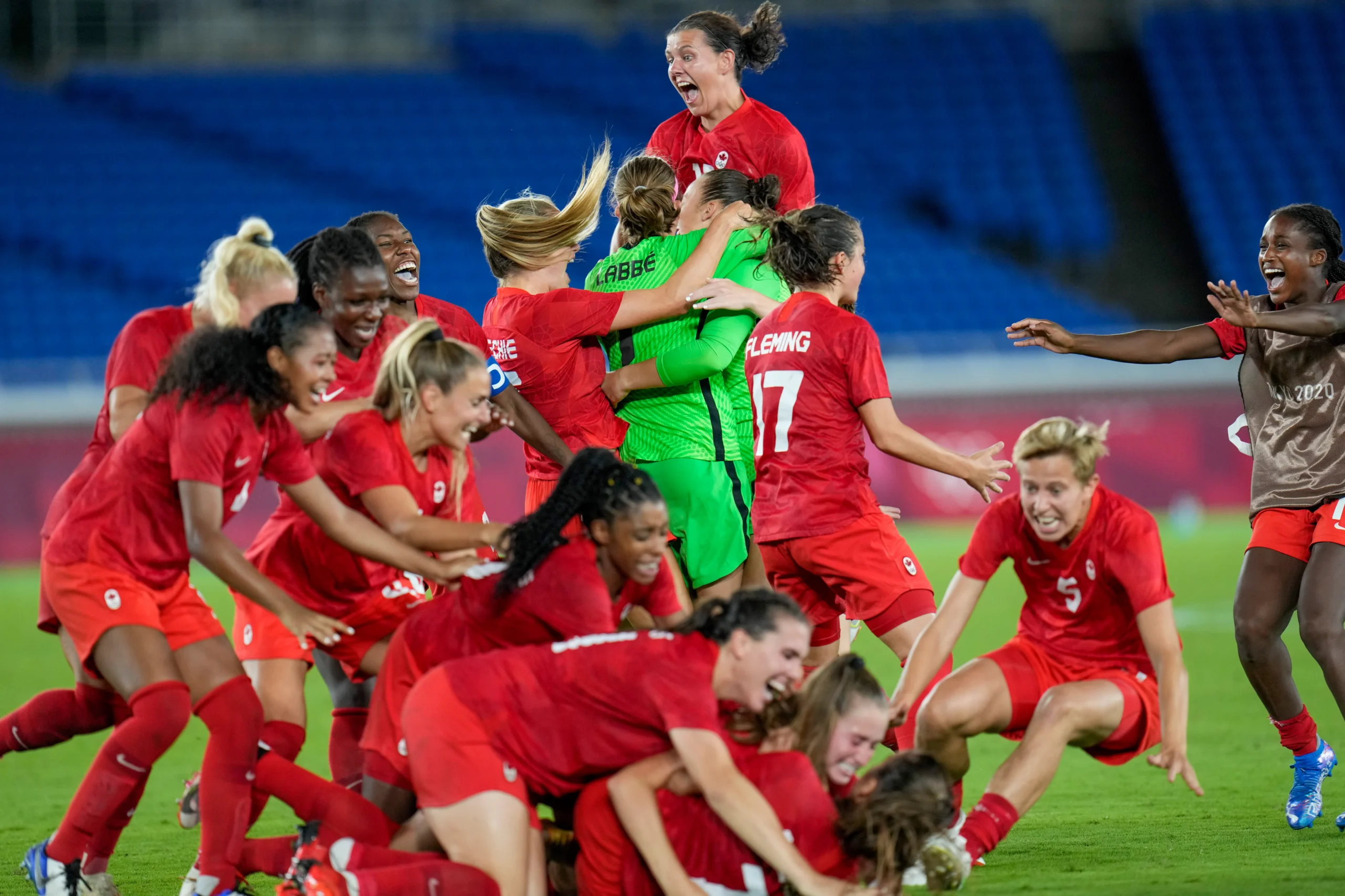 L'équipe canadienne féminine de soccer célèbre sa victoire pour la médaille d'or contre la Suède aux Jeux olympiques d'été de 2020 à Yokohama, au Japon