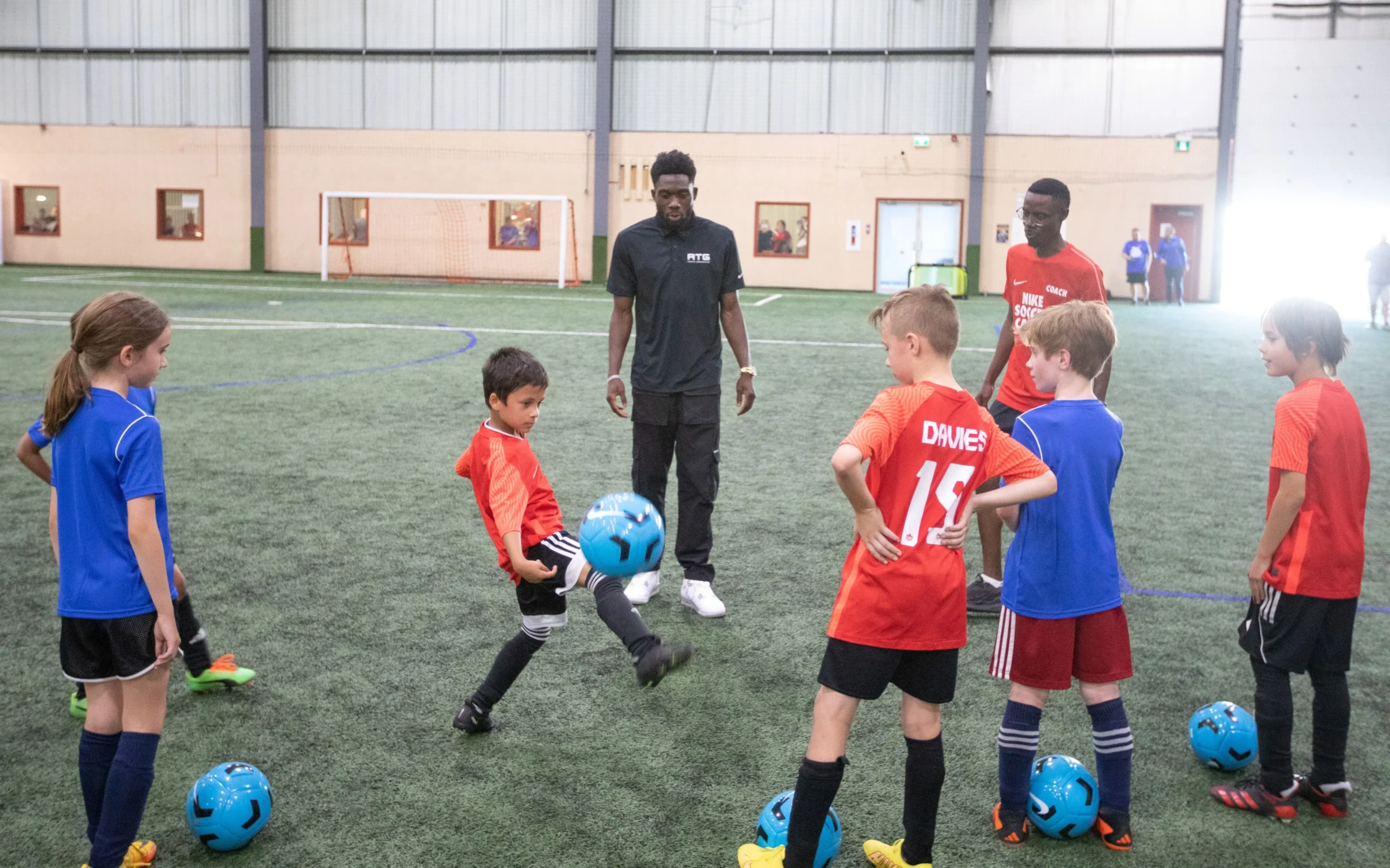 L'international canadien Alphonso Davies joue au soccer avec des enfants lors d'un camp de soccer à Edmonton, en Alberta